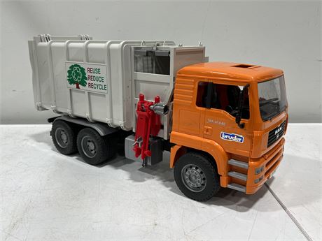 BRUDER RECYCLE TRUCK (21”)