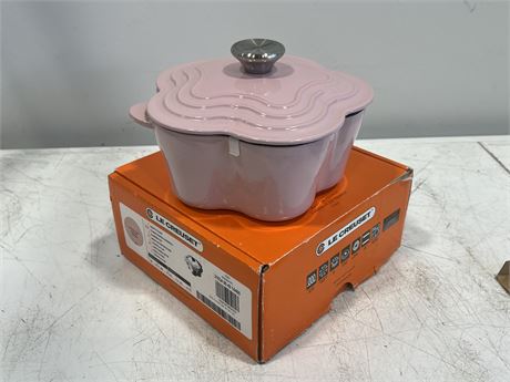 LE CREUSET LIDDED DISH W/BOX - DIMENSION IN PICS