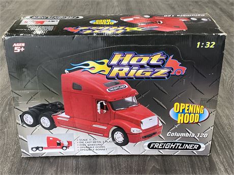 BRAND NEW HOT RIGZ 1-32 SCALE FREIGHTLINER OIL CAST RUCK
