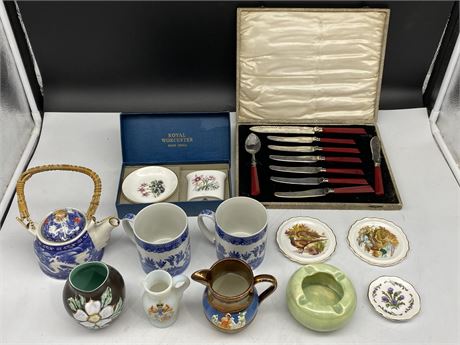 ROYAL WORCESTER, BLUE WILLOW, STAMPED CHINA, CASED FRUIT UTENSIL SET