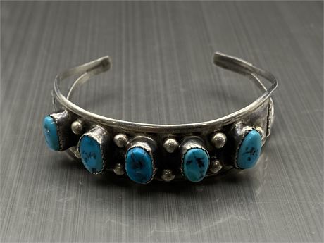 VINTAGE STERLING SILVER W/NATURAL TURQUOISE STONES CUFF BANGLE