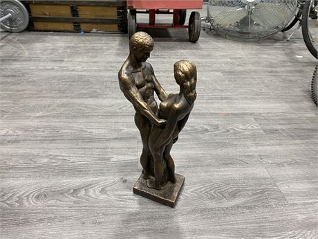 1970 AUSTIN PROD MAN AND WOMAN EMBRACING STATUE - 19” TALL
