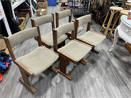5 VINTAGE WOOD / CLOTH CHAIRS