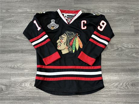 2015 JONATHAN TOEWS REEBOK STANLEY CUP CHAMPIONS JERSEY W/FIGHT STRAP - SIZE 50