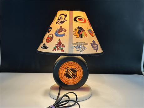 VINTAGE NHL DESK LAMP W/MIGHTY DUCKS - WORKS (14.5”)