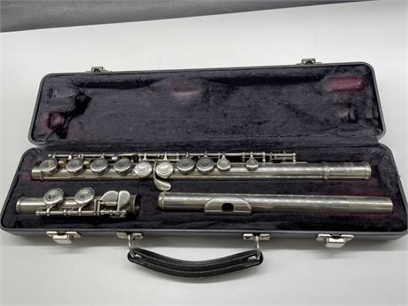 YAMAHA 225S FLUTE IN CASE