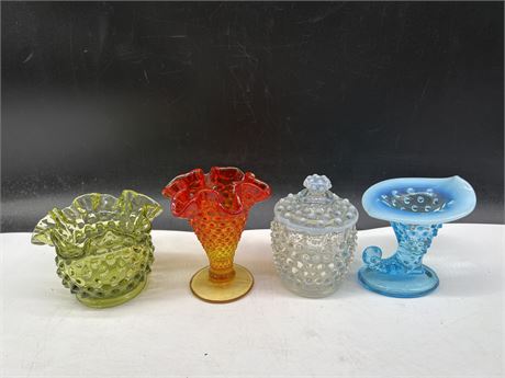 4 PIECES OF COLOURED ART GLASS - LARGEST PIECE IS 4” TALL