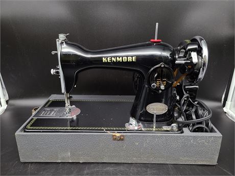 VINTAGE DELUXE SEWING MACHINE