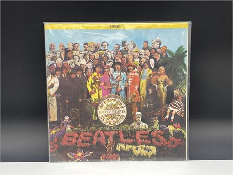 THE BEATLES - SGT. PEPPERS - EXCELLENT (E)