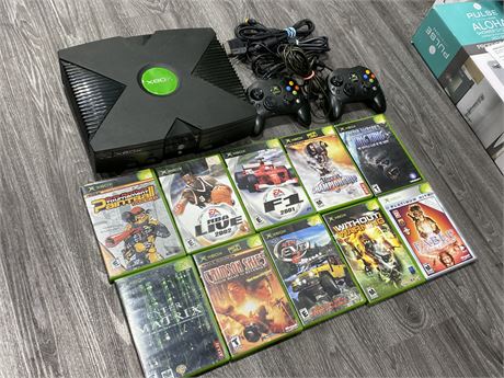 ORIGINAL XBOX COMPLETE W/GAMES & CONTROLLERS (Works)