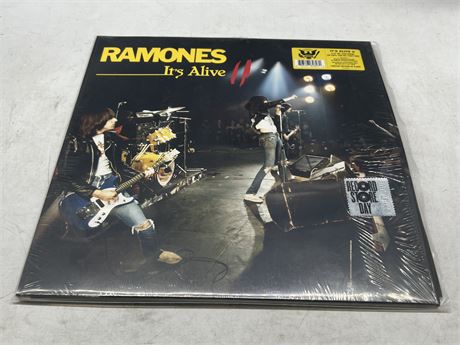 RAMONES - ITS ALIVE II L/E OUT OF 8000 (2LP) - NEAR MINT (NM)