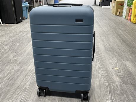 NEW BLUE STAND UP ROLLING LUGGAGE W/BUILT IN USB PORT + BATTERY 22”x13”x8”