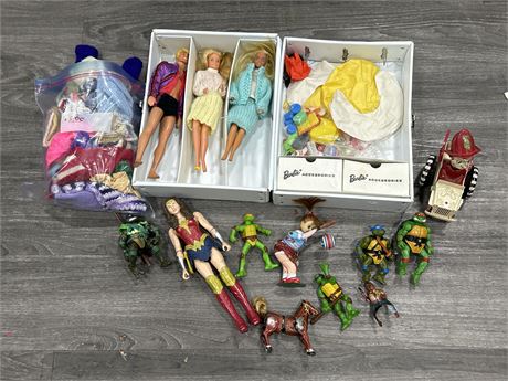 LOT OF TOYS/COLLECTABLES - BARBIES, TIN, NINJA TURTLES - SOME VINTAGE