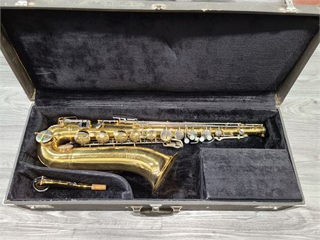 BUNDY SELMER SAXOPHONE COMPLETE WITH CASE