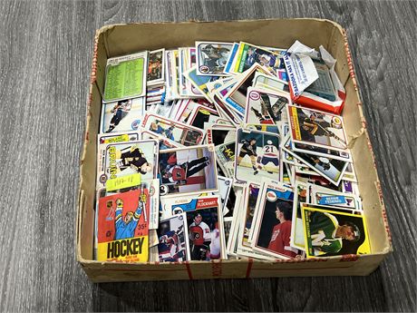 BOX OF 1970s NHL CARDS