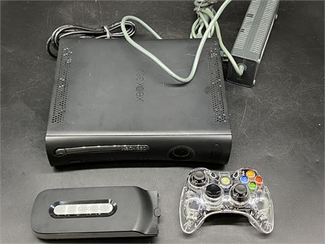 XBOX 360 COMPLETE W/ HARD DRIVE (Turns on)