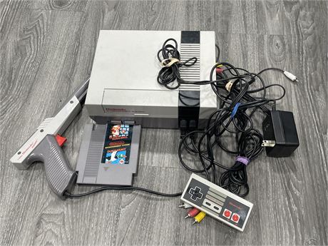 NES CONSOLE WITH CORDS, CONTROLLER, GAME & ZAPPER (WORKS)