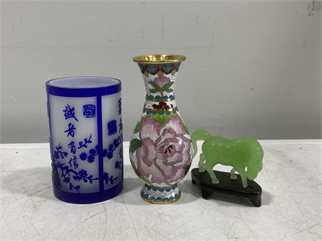 CHINESE CARVED PEKING GLASS & COLLECTIBLES (TALLEST IS 6”)