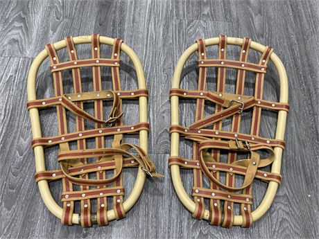 SET OF SNOWSHOES