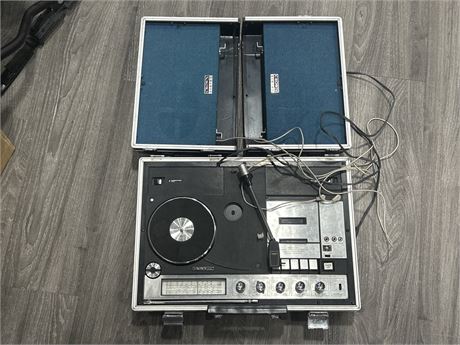 VINTAGE PORTABLE CROWN STEREO/CASSETTE RECORD PLAYER