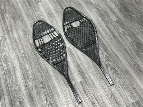 PAIR OF VINTAGE SNOW SHOES 42” LONG