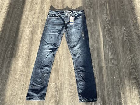 NEW GUESS JEANS SLIM TAPERED 33X32 - RETAIL $108.00