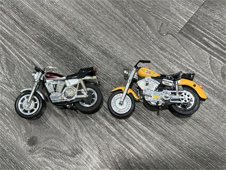 2 VINTAGE 1/16 SCALE MOTORCYCLES - HARLEY DAVIDSON + SS