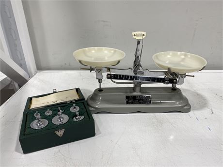 BALANCE SCALE & BOX OF WEIGHTS