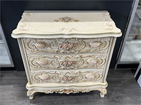 NICLEY CARVED VINTAGE TOLE PAINTED 3 DRAWER DRESSER - 31”x29”x17”