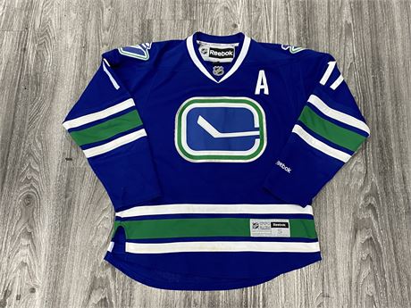 OFFICIAL CANUCKS KESLER JERSEY - ADULT SMALL