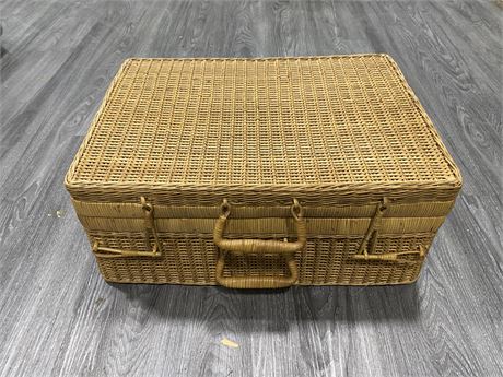 MIDCENTURY WICKER WOVEN PICNIC BASKET 23” WIDE (EXCELLENT CONDITION)