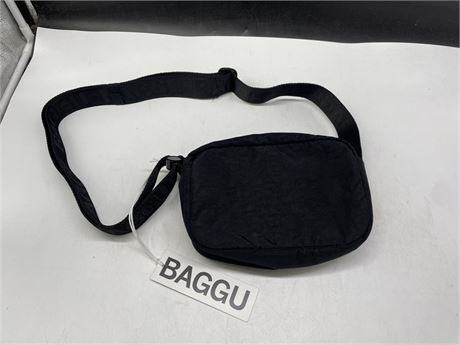 (NEW WITH TAGS) BAGGU CAMERA CROSSBODY BLACK BAG (9”x7”)