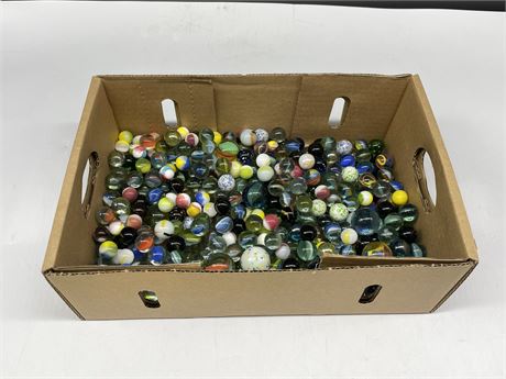 TRAY OF VINTAGE MARBLES