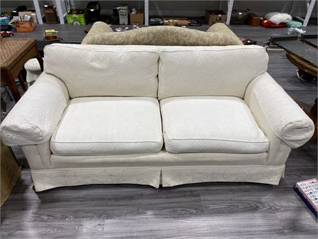 VINTAGE WHITE COUCH (Great condition)