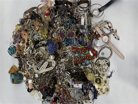 LARGE LOT OF COSTUME JEWELRY/WATCHES