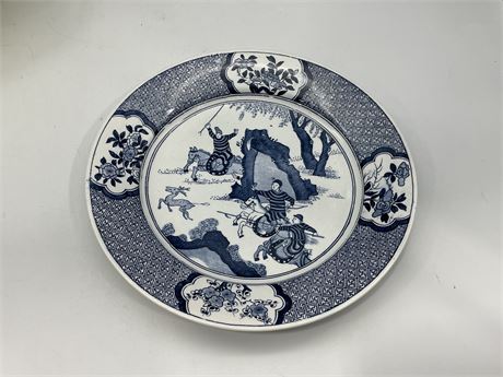 VINTAGE CHINESE PORCELAIN WALL PLATE (9” diameter)