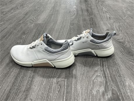 (NEW) ECO BIOM EXTRA WIDTH SHOES SIZE 6-6.5