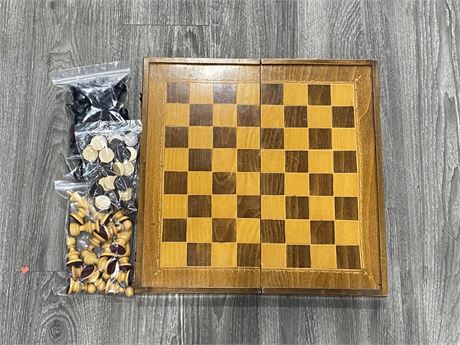 VINTAGE WOODEN HANDCRAFTED CHESS / BACKGAMMON / CHECKERS BOARD