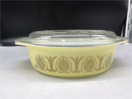 PYREX LARGE YELLOW/GOLD CASSAROLE DISH WITH LID