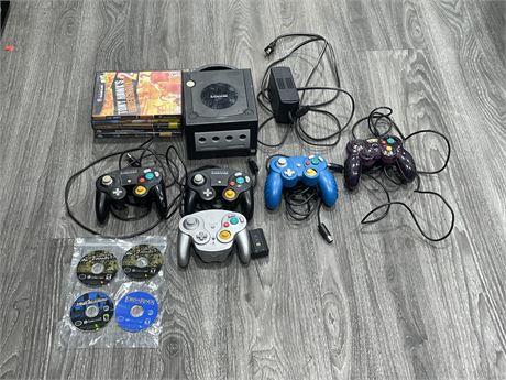 NINTENDO GAMECUBE W/ CORDS, CONTROLLERS, & GAMES (WORKS)