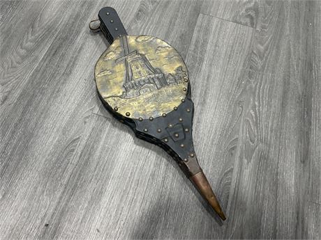 VINTAGE LARGE TOOLED BRASS FIREPLACE BELLOWS