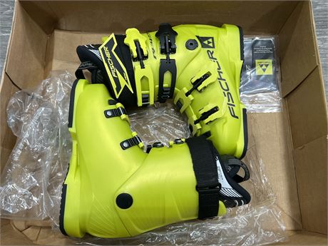 NEW FISCHER RC4 JR 70 TMS SKI BOOTS - SIZE 3.5