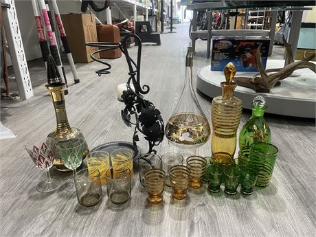 4 DECANTERS & STOPPERS WITH MANY GLASSES