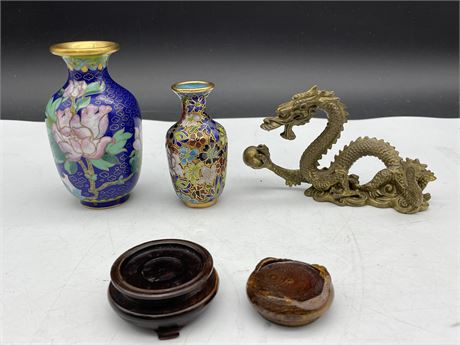 5 TOE CHINESE BRASS DRAGON & 2 CLOISONNÉ VASES W/STANDS (4” TALL)