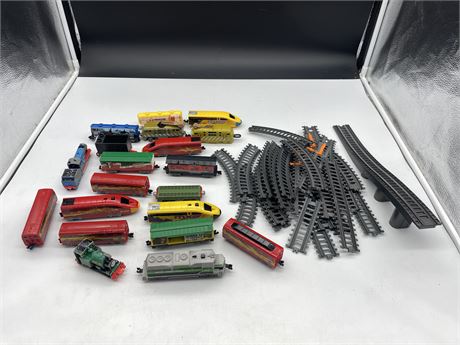 LOT OF TOY TRACK / TRAINS - TRAINS ARE METAL