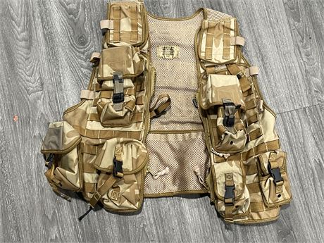 DESERT TACTICAL VEST (AIRSOFT OR PAINTBALL) LIKE NEW