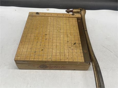 IDEAL SCHOOL SUPPLY VINTAGE PAPER CUTTER 9”x9”