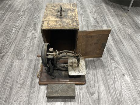 ANTIQUE SEWING MACHINE FROM 1918