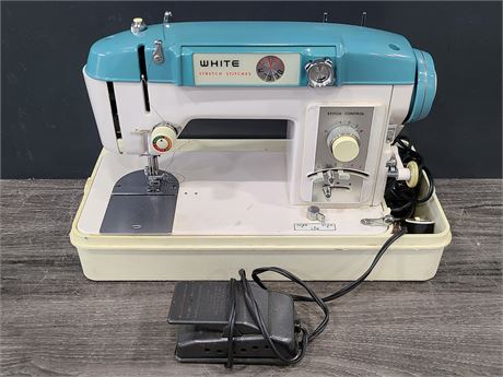 WHITE MODEL 940 SEWING MACHINE WITH CASE