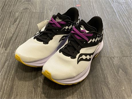 NEW WOMENS SAUCONY RUNNERS - SIZE 9